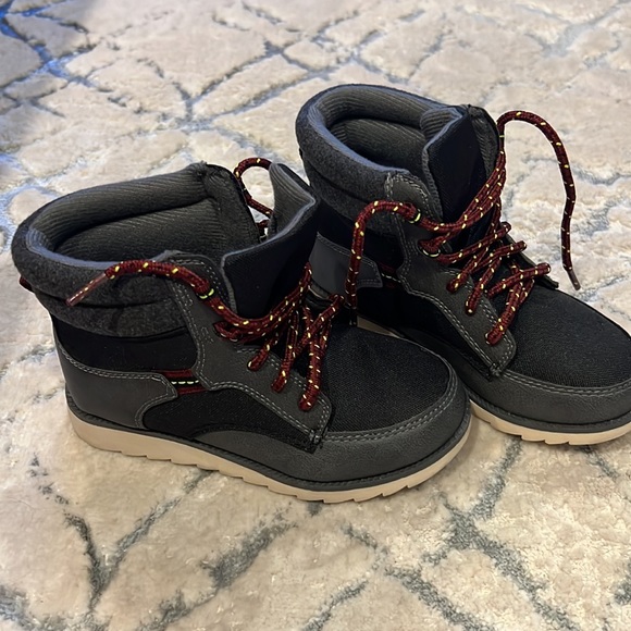 Oshkosh high tops for your little boy size 13 😎😘❤️🥰👌 - Picture 6 of 7